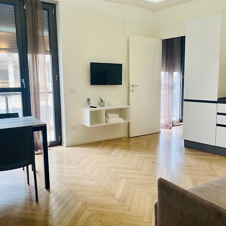 Sky View -Porta Nuova- Appartamento 2 Con Balcone Milan Exterior photo
